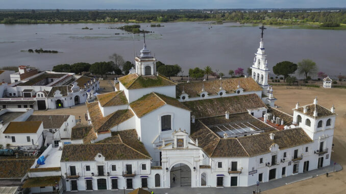 Imagen de archivo de las marismas de Doñana junto al poblado de El Rocío (Almonte) Huelva. EFE/ José Manuel Vidal
