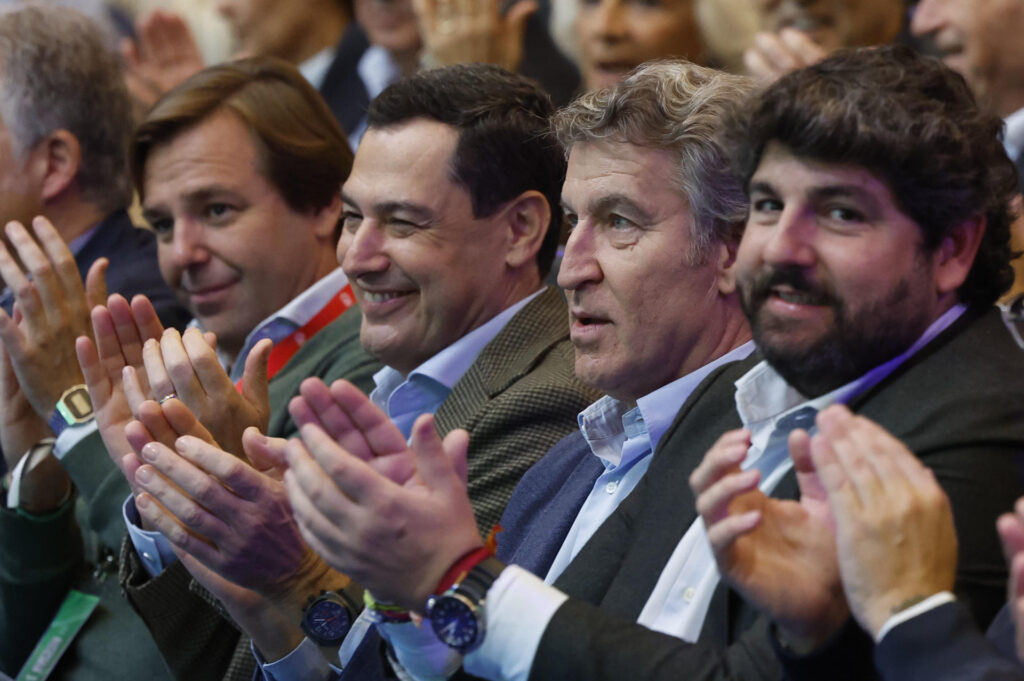 El presidente de la Junta y del Partido Popular en Andalucía, Juanma Moreno (3d), junto al líder del partido, Alberto Núñez Feijóo (3d), y el presidente de Murcia, Fernando López Miras (d), en la jornada del Congreso del PP de Andalucía este domingo. EFE/Julio Muñoz