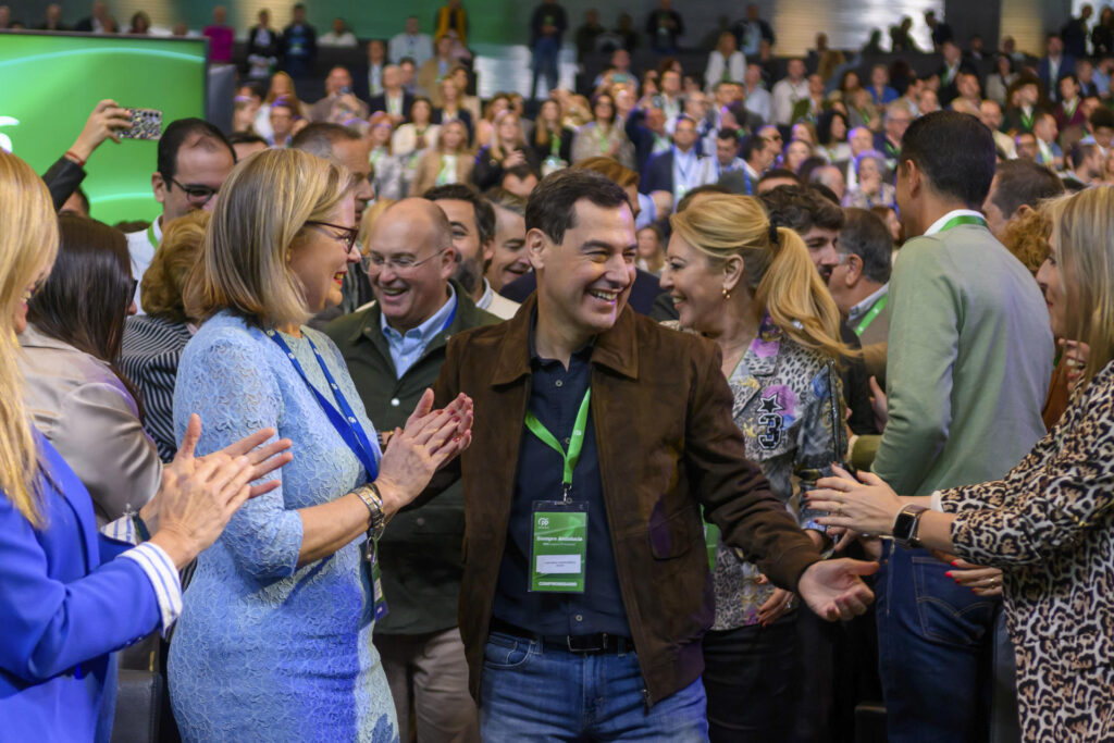 El presidente de la Junta de Andalucía, Juanma Moreno (c), durante la segunda jornada del congreso autonómico del PP que se celebra este sábado en Sevilla. EFE/ Raúl Caro