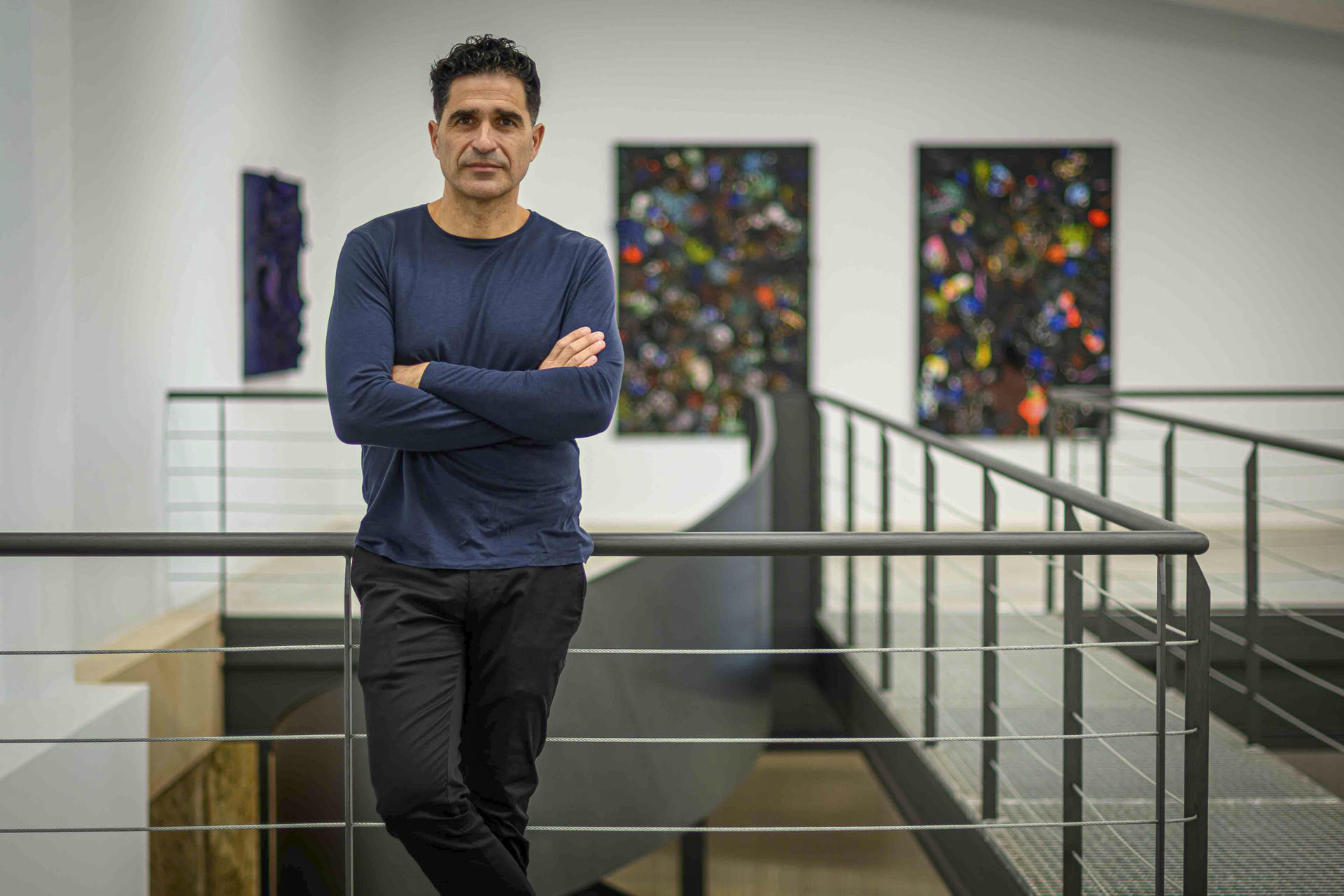 Ismael Lagares pinta cuadros con óleos que parecen cerámica a los que suma pequeñas piezas de cerámica que parecen óleo, siempre entre la figuración y la abstracción, en una exploración con la que ha conquistado buena parte del mercado del arte nacional e internacional desde Bollullos Par del Condado (Huelva). EFE/ Raúl Caro
