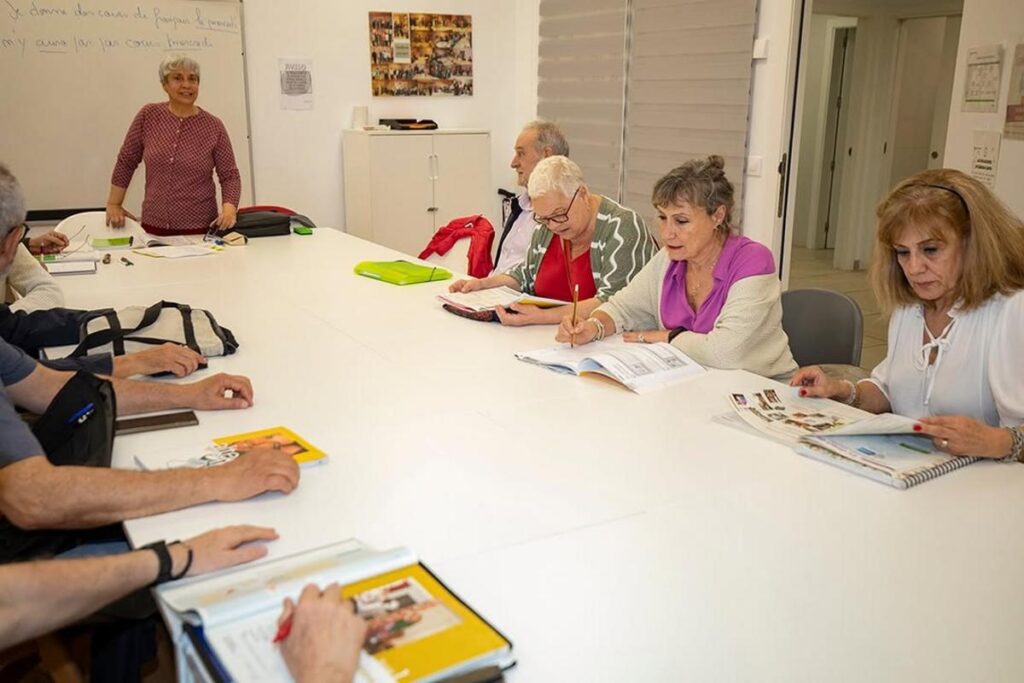 Talleres matutinos para mayores impulsan desarrollo personal y longevidad