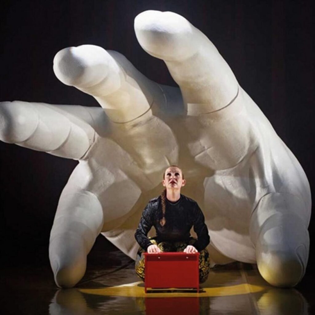 Abrazo de música y danza ilumina la Navidad