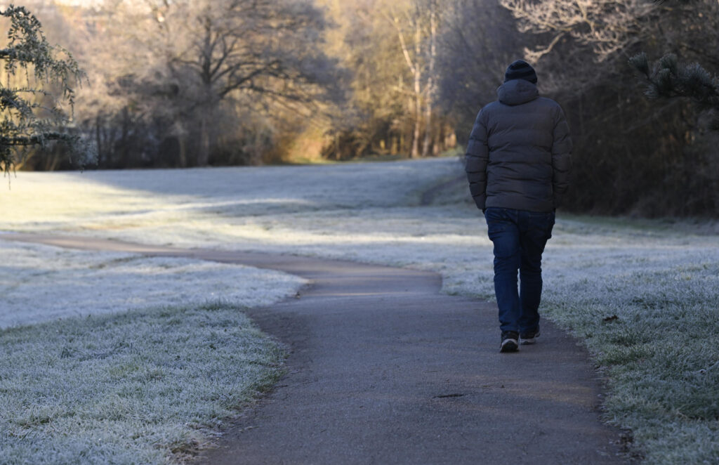 Un hombre camina por el parque de la localidad asturiana de La Fresneda, este viernes. EFE/Eloy Alonso