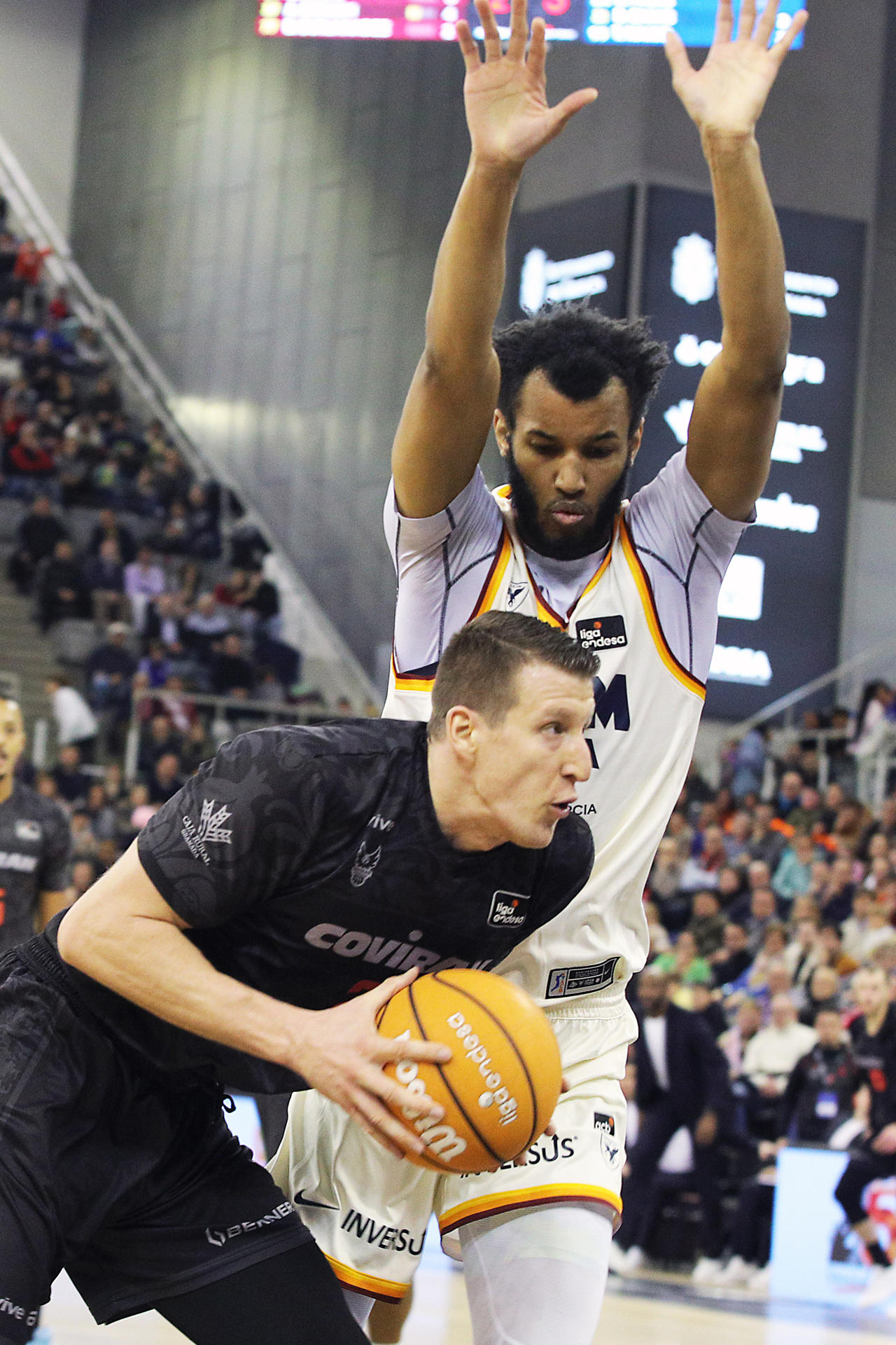 El jugador del Covirán Granada L. Bozic, y el jugador del Ucam Murcia  Z. Hicks, durante el partido de la jornada 12 de la Liga Endesa de baloncesto, que enfrenta al Covirán Granada con Ucam Murcia, este sábado en el Palacio de los Deportes de Granada.- EFE/ Pepe Torres

