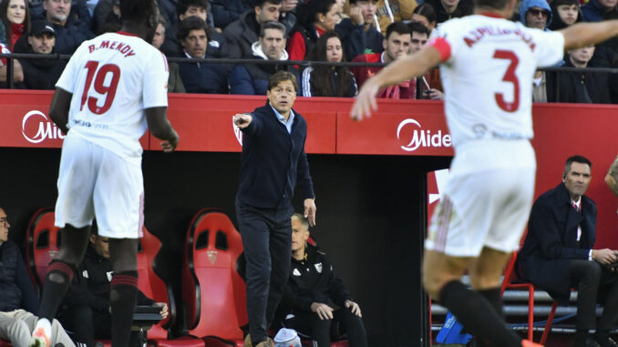 El entrenador del Sevilla, Matías Almeyda (c), Batista Mendy (i) y César Azpilicueta (d), durante un partido en el Sánchez Pizjuán. EFE/ Raúl Caro
