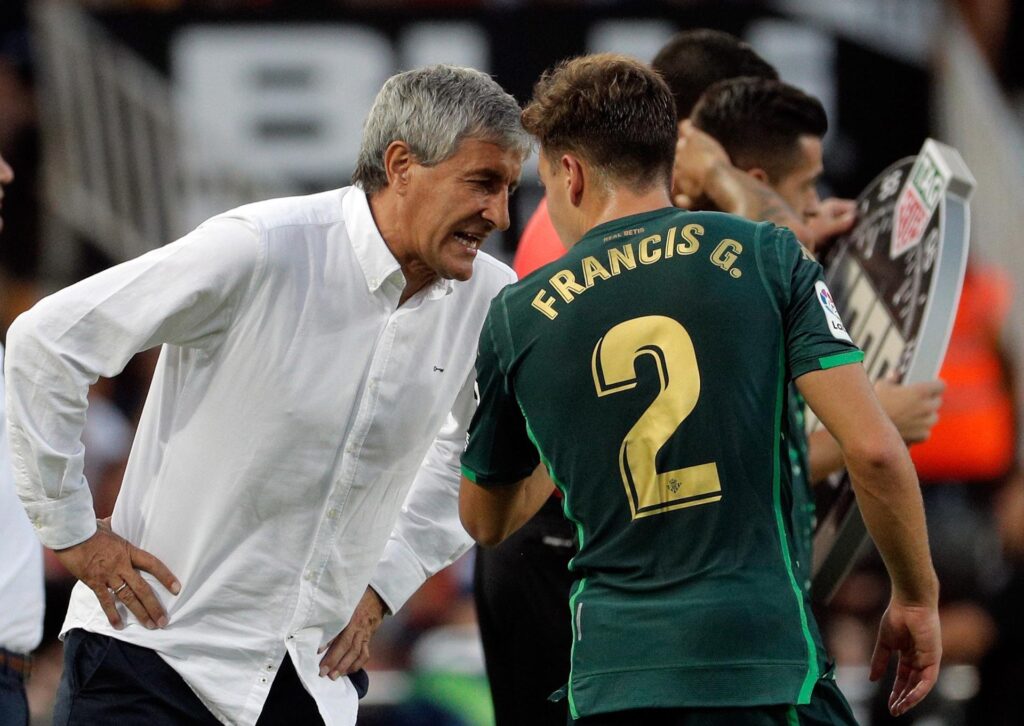 Foto de archivo del 15/09/2018 del entonces técnico del Betis, Quique Setién (i) junto al jugador Francisco Javier Guerrero 