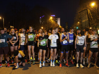 La carrera de San Silvestre ha vuelto a llenar el centro de Pamplona de color en una iniciativa que supone finalizar el año con una mezcla de deporte y buen humor, y en la que se han hecho con el primer puesto los atletas federados Álvaro Alduan (4d) y Raquel Echeverría. EFE/Villar López
