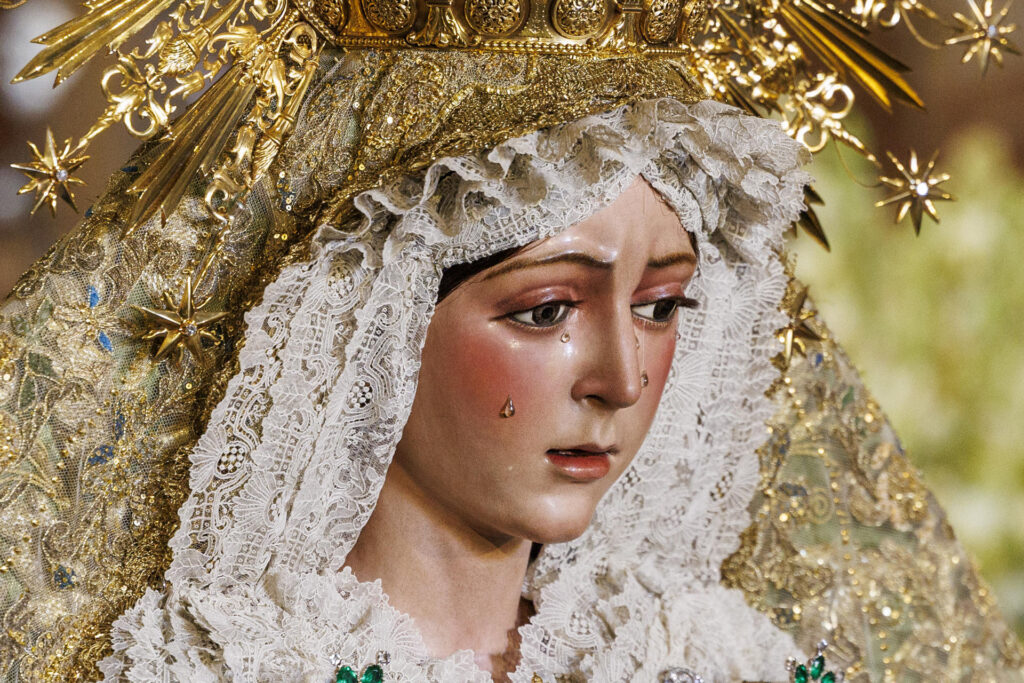 GRAFAND2539. SEVILLA, 08/12/2025.- Imagen de la Esperanza Macarena de Sevilla, que ha vuelto hoy lunes al altar de su basílica casi cuatro meses después de un largo proceso de restauración, un momento muy esperado por los hermanos y devotos. EFE/ Julio Muñoz