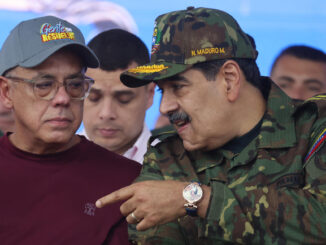 El presidente de Venezuela, Nicolás Maduro (d), habla con el presidente de la Asamblea Nacional (AN) Jorge Rodríguez. EFE/ Miguel Gutiérrez