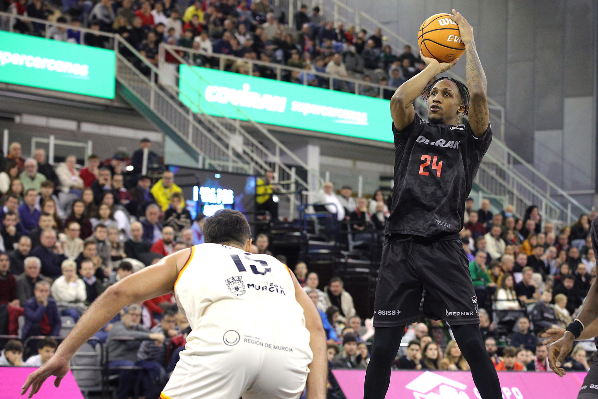 El jugador del Covirán Granada J. Pérez, y el jugador del Ucam Murcia E. Cate, durante el partido de la jornada 12 de la Liga Endesa de baloncesto, que enfrenta al Covirán Granada con Ucam Murcia, este sábado en el Palacio de los Deportes de Granada.- EFE/ Pepe Torres
