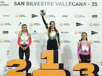 La atleta española Marta García (c) celebra en el podio su victoria junto a la segunda clasificada, la neerlandesa Diana van Es (i), y la tercera, la también española Carla Gallardo, en la prueba femenina internacional de la San Silvestre Vallecana, este miércoles en Madrid. EFE/Kiko Huesca