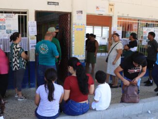 Personas hacen fila para votar durante la jornada de las elecciones generales este domingo, en San Pedro Sula (Honduras). EFE/ José Valle