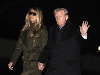 El presidente de Estados Unidos, Donald Trump, junto a la primera dama, Melania Trump, de regreso a la Casa Blanca este domingo. EFE/Yuri Gripas