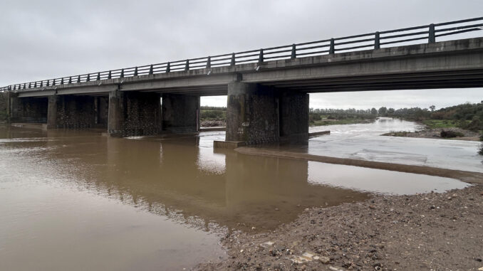 Vista del cauce del Río Guadiamar entre Gerena y Aznalcóllar (Sevilla). Se trata del principal proveedor natural de agua a Doñana desde la provincia de Sevilla, y ha recibido 150,900 litros de agua por metro cuadrado por efecto de la lluvia en la última semana, que van directos al Parque Nacional.- EFE/ Fermín Cabanillas
