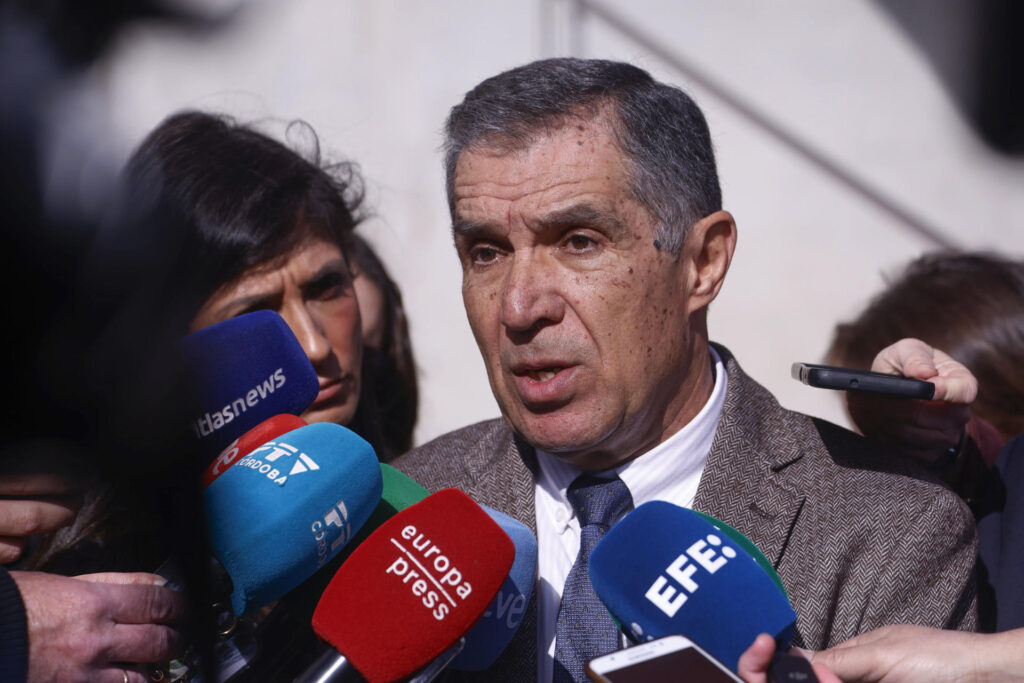 El presidente del Tribunal Superior de Justicia de Andalucía, Lorenzo del Río, atiende a los medios de comunicación mientras visita los Juzgados de Montoro (Córdoba). EFE/ Salas