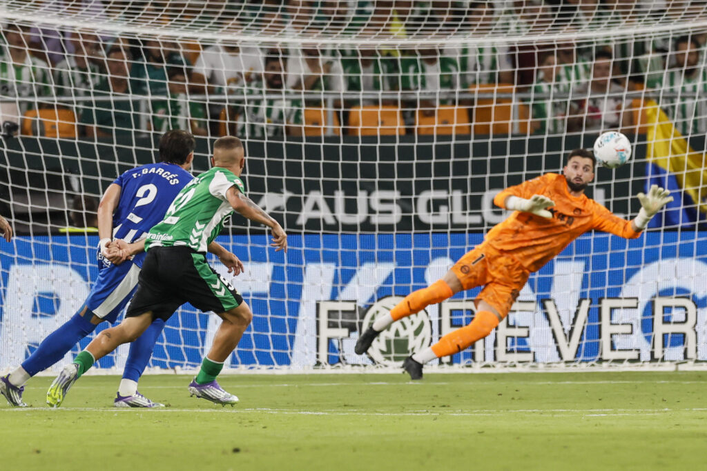 El portero del Betis, Antonio Sivera (d), durante el partido de LaLiga EA Sports entre el Real Betis y el Alavés, en el estadio de la Cartuja en foto de archivo de José Manuel Vidal