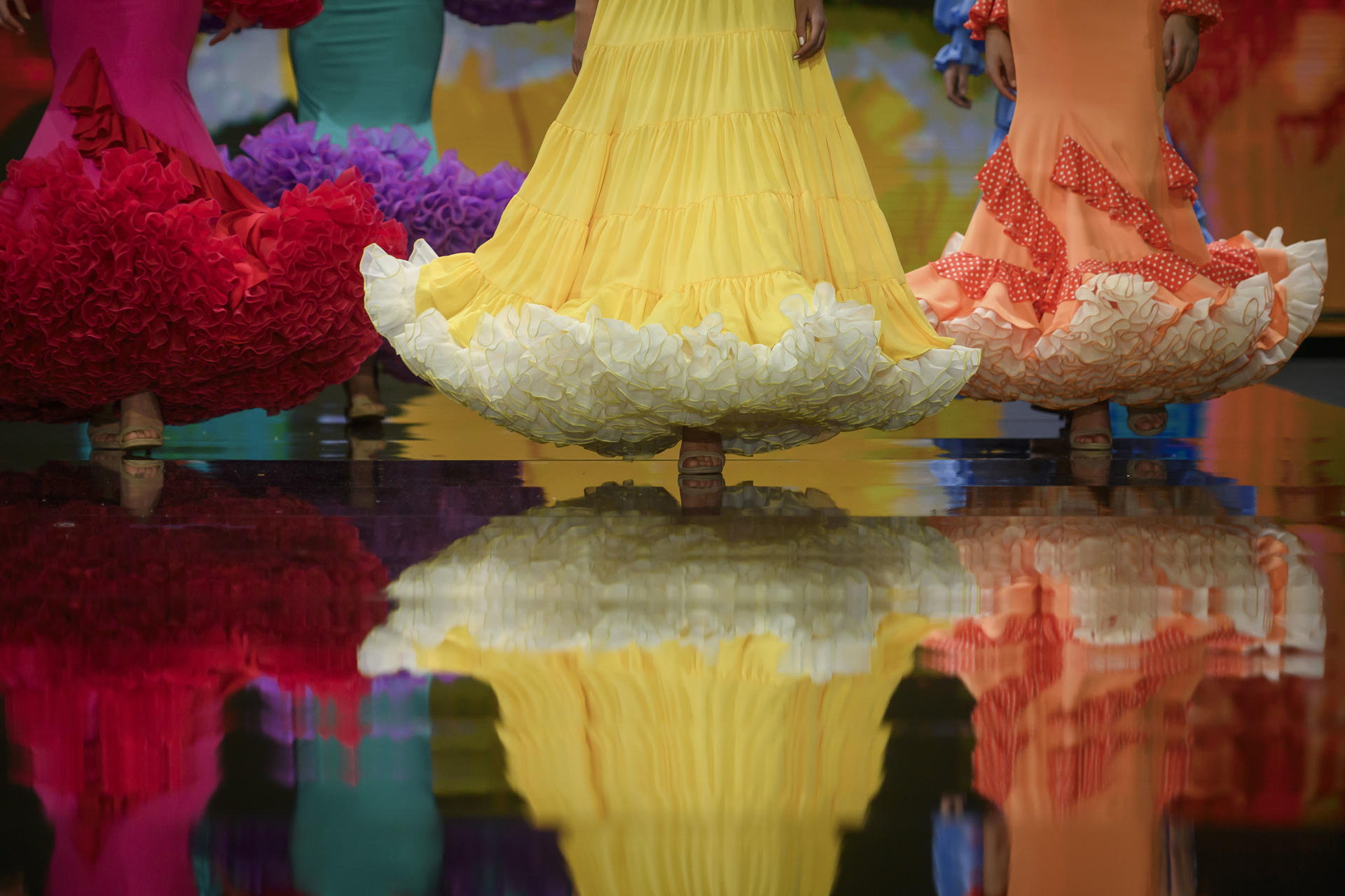Un momento del desfile conjunto de varios diseñadores de la provincia de Huelva bajo el lema Bajo el lema ‘Flamencos por Naturaleza’ dentro de la Semana Internacional de la Moda Flamenca SIMOF, que se celebra desde este jueves en Sevilla. EFE/ Raúl Caro.

