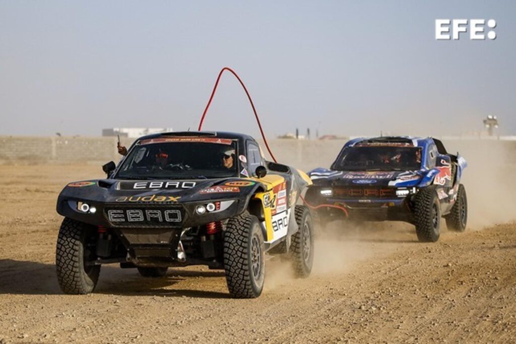 La piloto española Laia Sanz, remolcando a Nani Roma hasta una gasolinera. La duodécima etapa del Dakar se convirtió en un auténtico ejercicio de supervivencia deportiva para el piloto español Nani Roma, que pasó de tener la situación relativamente controlada en la general de coches a jugarse su continuidad en el podio en un desenlace cargado de tensión. Roma logró alcanzar la entrada del vivac casi sobre la bocina, entregando su carné de ruta por segundos. Exhausto y visiblemente emocionado, liberó la tensión con lágrimas tras salvar una situación límite.EFE/ Charly Lopez/ Ford M-Sport *SÓLO USO EDITORIAL*