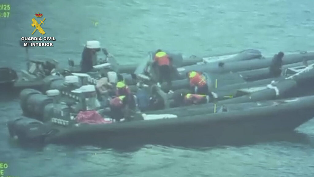 La Guardia Civil ha detenido en la provincia de Almería a 17 personas y ha investigado a otras dos en una operación contra las redes de apoyo logístico al narcotráfico y la inmigración irregular, que se ha saldado con el rescate de 147 migrantes y la incautación de más de 10.000 litros de gasolina. EFE/ Guardia Civil / ***SOLO USO EDITORIAL/SOLO DISPONIBLE PARA ILUSTRAR LA NOTICIA QUE ACOMPAÑA (CRÉDITO OBLIGATORIO)***