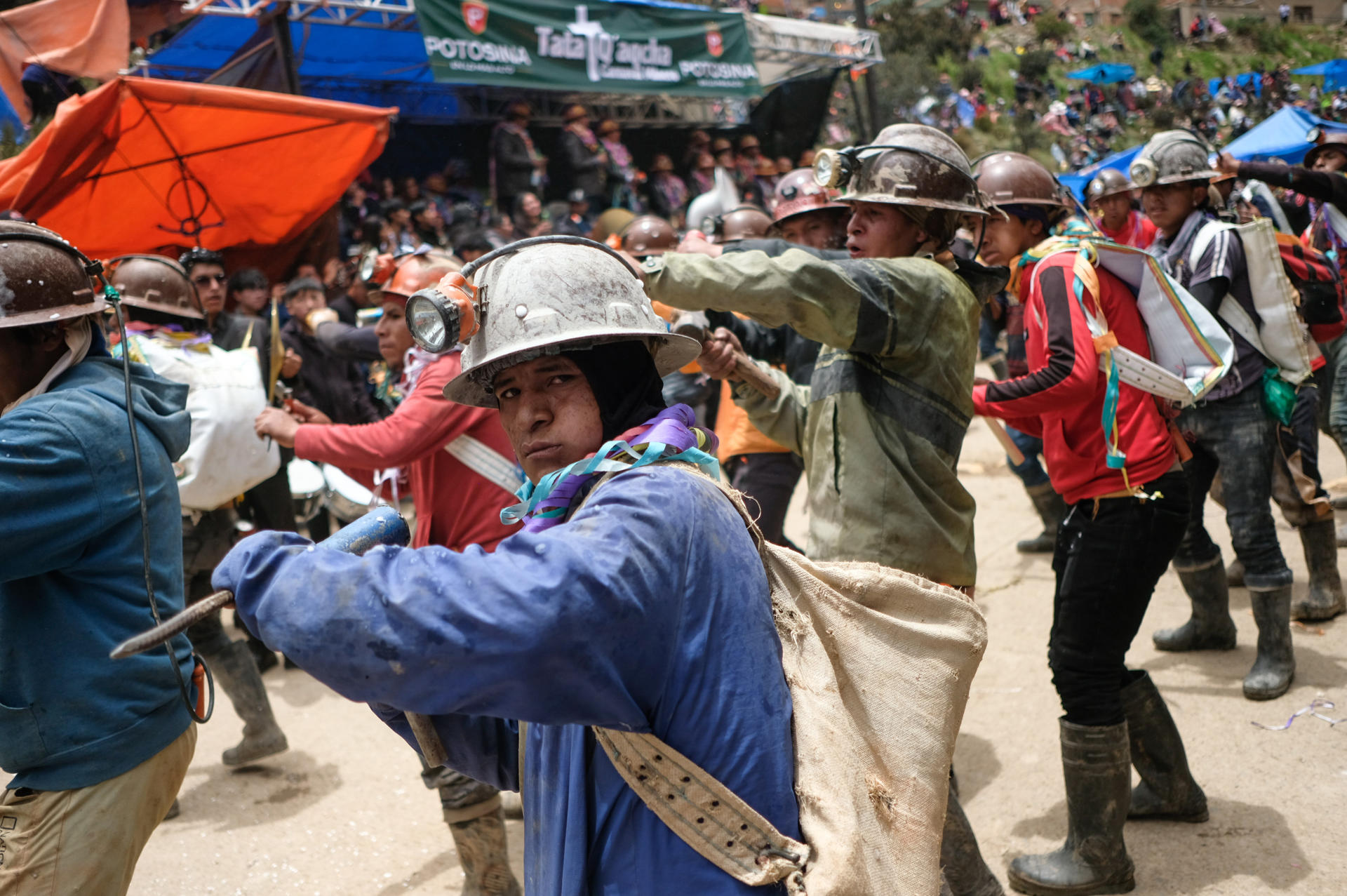 Personas participan en el 'Carnaval Minero' este sábado, en Potosí (Bolivia). Miles de mineros bolivianos desarrollaron el tradicional descenso, desde el histórico Cerro Rico de Potosí, del Cristo crucificado o Tata Q'ajcha, una tradición declarada Patrimonio de Bolivia y que busca que sea reconocida por la Unesco. EFE/STR
