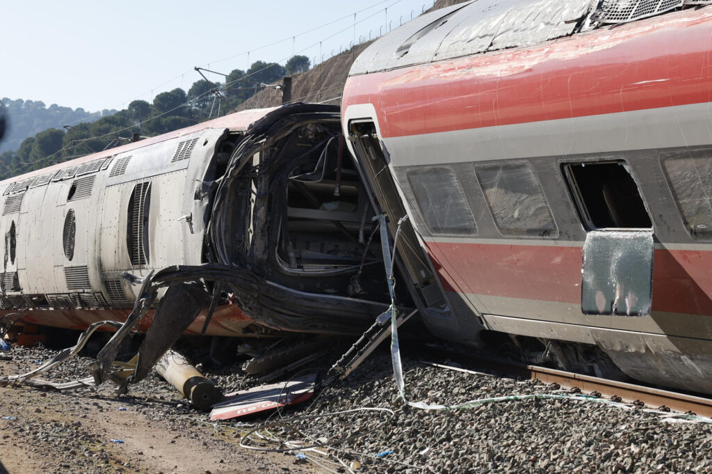 Vagón del tren Iryio siniestrado en el accidente ferroviario ocurrido el pasado domingo. EFE/ J.J.Guillén