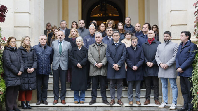 El alcalde de Sevilla, José Luis Sanz (c), acompañado por miembros de la corporación municipal guardan un minuto de silencio por la muerte del joven maquinista de Rodalies, natural de Sevilla, en el accidente ferroviario de Gelida (Barcelona), este miércoles, ante el Consistorio andaluz. EFE/ José Manuel Vidal
