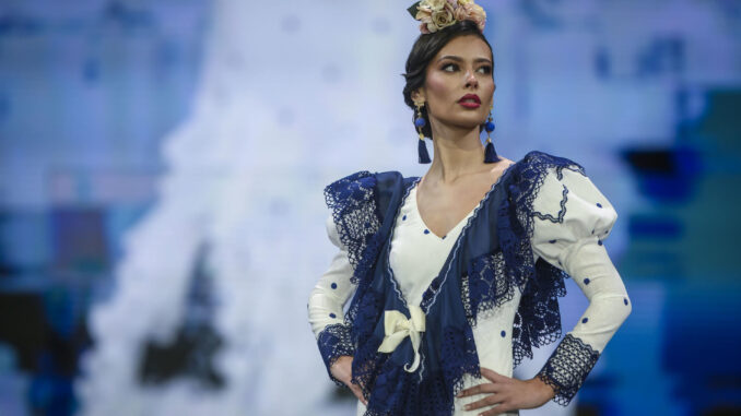 Un momento del desfile conjunto de varios diseñadores de la provincia de Huelva bajo el lema Bajo el lema ‘Flamencos por Naturaleza’ dentro de la Semana Internacional de la Moda Flamenca SIMOF, que se celebra desde este jueves en Sevilla. EFE/ Raúl Caro.
