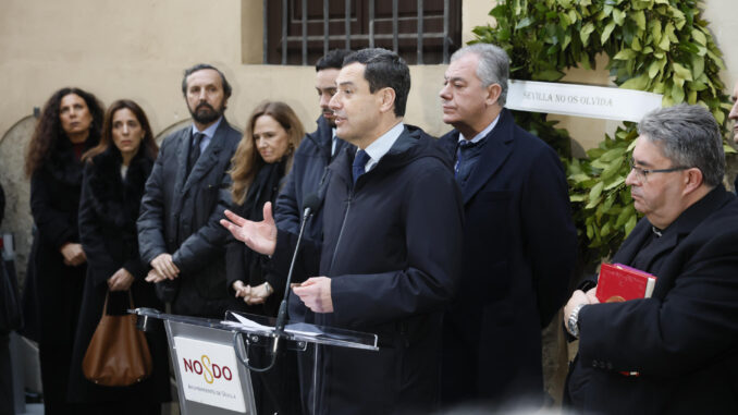 El presidente de la Junta de Andalucía, Juanma Moreno (c), asiste a la misa funeral en recuerdo del teniente de alcalde Alberto Jiménez-Becerril y de su esposa, Ascensión García Ortiz, cuando se cumple el vigésimo octavo aniversario de su asesinato. Parroquia del Sagrario de la Catedral. EFE/ José Manuel Vidal
