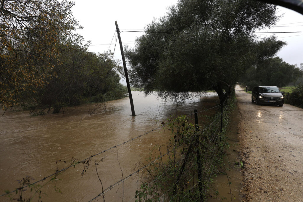 La carretera CA- 9209 y la CA 9208 de Los Barrios en (Cádiz) que se ha inundado por las fuertes lluvias que esta dejando la borrasca Francis a su paso por el Campo de Gibraltar. EFE/A.Carrasco Ragel.