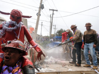 Personas participan en el 'Carnaval Minero' este sábado, en Potosí (Bolivia). Miles de mineros bolivianos desarrollaron el tradicional descenso, desde el histórico Cerro Rico de Potosí, del Cristo crucificado o Tata Q'ajcha, una tradición declarada Patrimonio de Bolivia y que busca que sea reconocida por la Unesco. EFE/STR