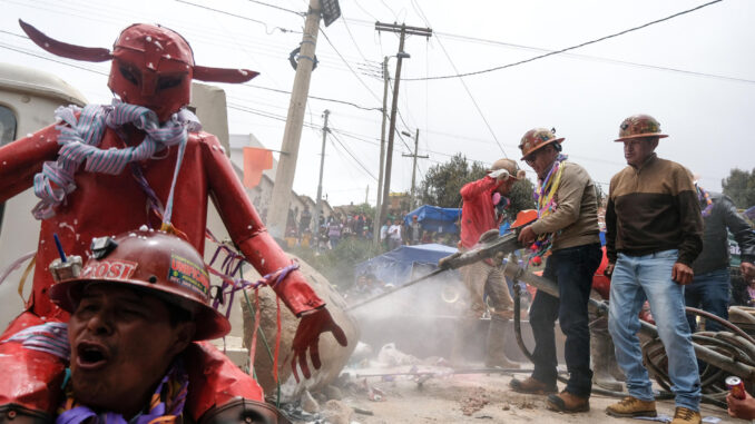 Personas participan en el 'Carnaval Minero' este sábado, en Potosí (Bolivia). Miles de mineros bolivianos desarrollaron el tradicional descenso, desde el histórico Cerro Rico de Potosí, del Cristo crucificado o Tata Q'ajcha, una tradición declarada Patrimonio de Bolivia y que busca que sea reconocida por la Unesco. EFE/STR
