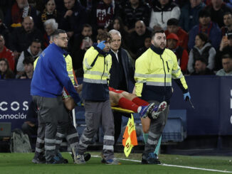 El delantero del Atlético de Madrid Alexander Sørloth se retira lesionado durante el encuentro correspondiente a la jornada 22 de LaLiga EA Sports entre Levante UD y Atlético de Madrid celebrado este sábado en el Estadio Ciutat de València. EFE/ Biel Aliño