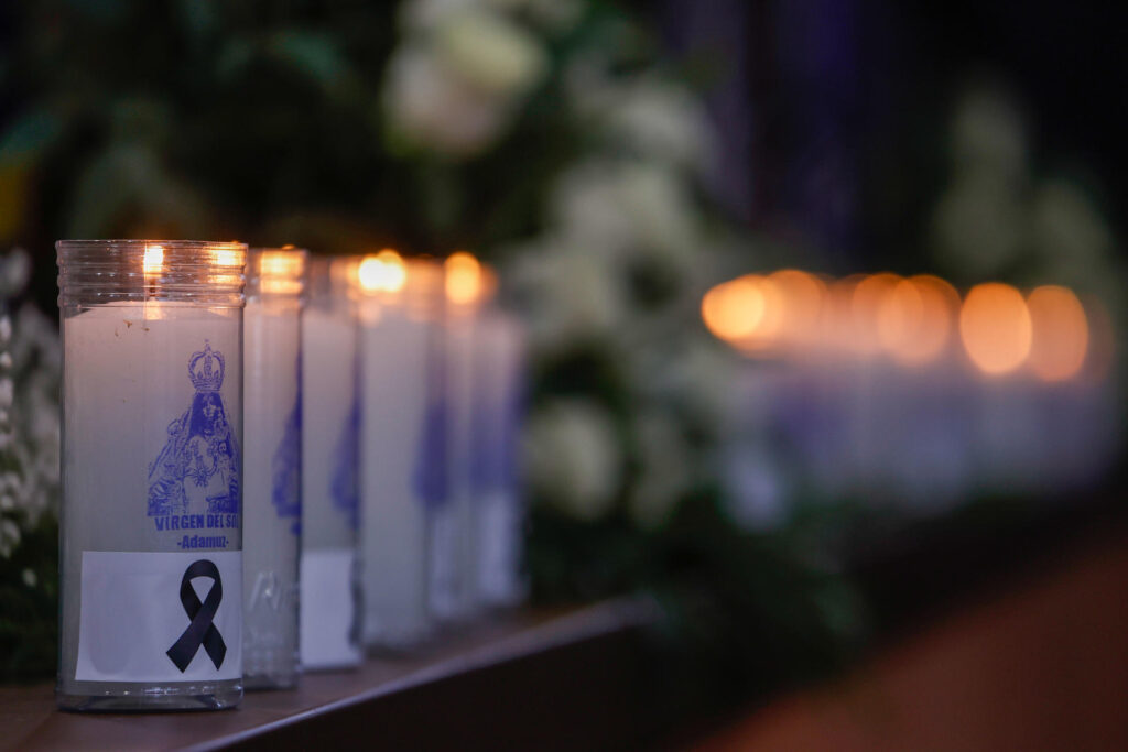 La caseta municipal de Adamuz (Córdoba) el pasado domingo durante el funeral organizado por el Obispado de Córdoba por las víctimas del accidente de trenes. EFE/Salas