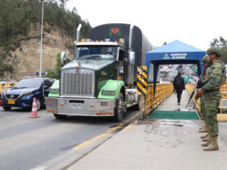 Fotografía que muestra vehículos transitando por el Puente Internacional de Rumichaca, el principal paso fronterizo entre Colombia y Ecuador, este sábado, en Rumichaca (Ecuador). EFE/ Xavier Montalvo