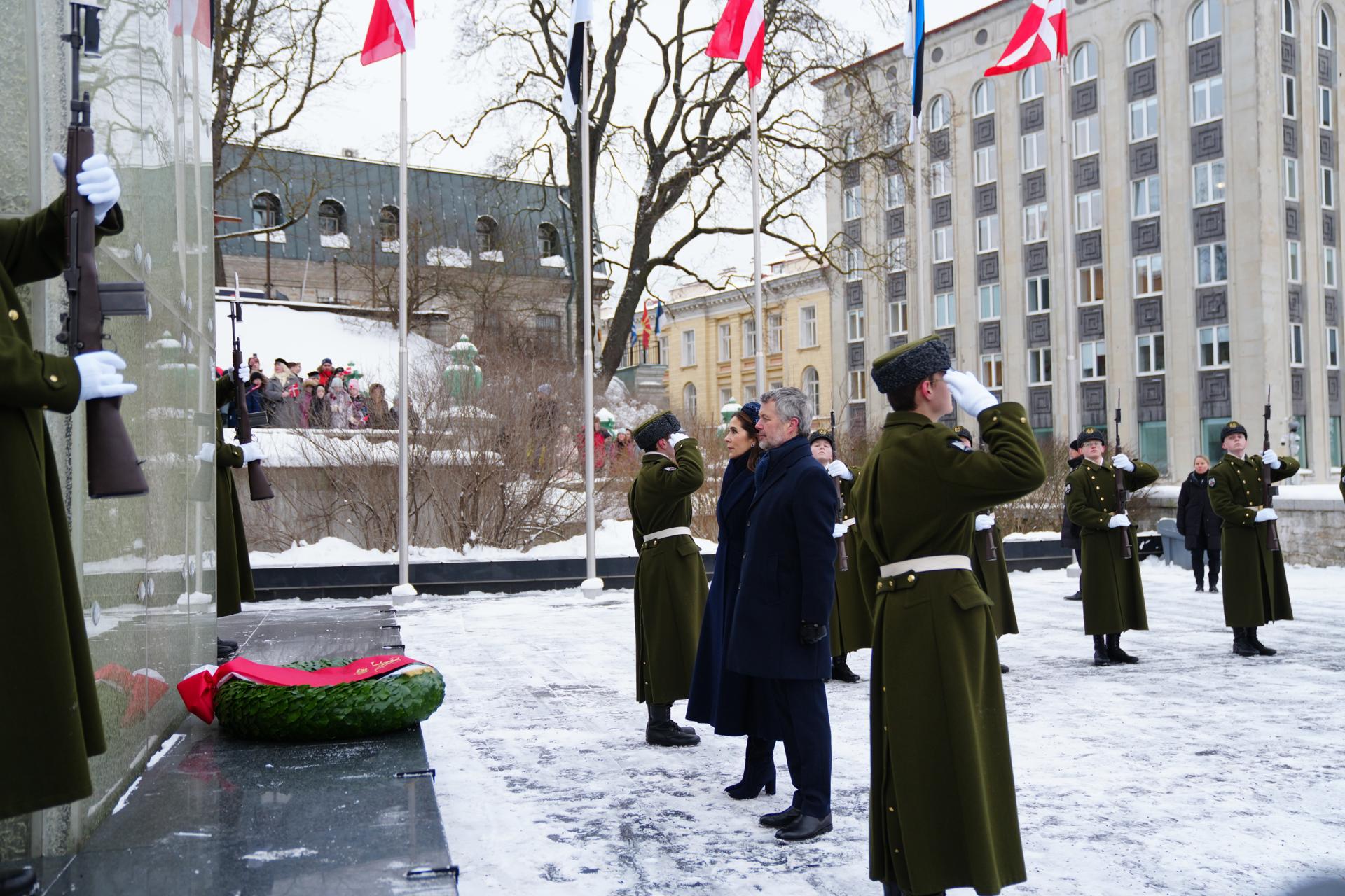 El rey Federico X y la reina Mary de Dinamarca asisten a una ceremonia de colocación de una ofrenda floral durante su visita a Tallin, Estonia, el 27 de enero de 2026. EFE/EPA/Ida Marie Odgaard DENMARK OUT
