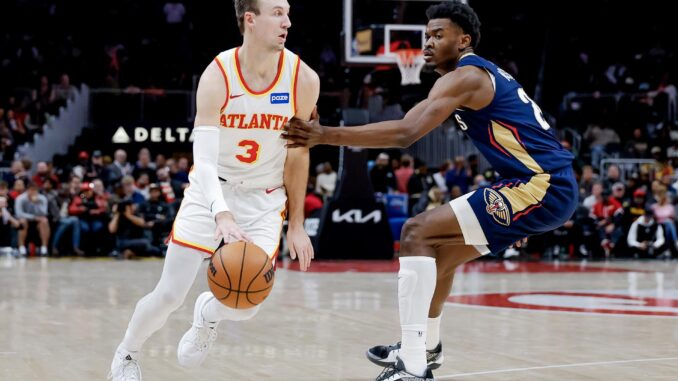 El escolta de los Atlanta Hawks Luke Kennard (i) en acción contra el centro de los New Orleans Pelicans Yves Missi (d) durante la segunda mitad de un partido de baloncesto de la NBA entre los New Orleans Pelicans y los Atlanta Hawks en Atlanta, Georgia (EE.UU.). EFE/ERIK S. LESSER SHUTTERSTOCK OUT
