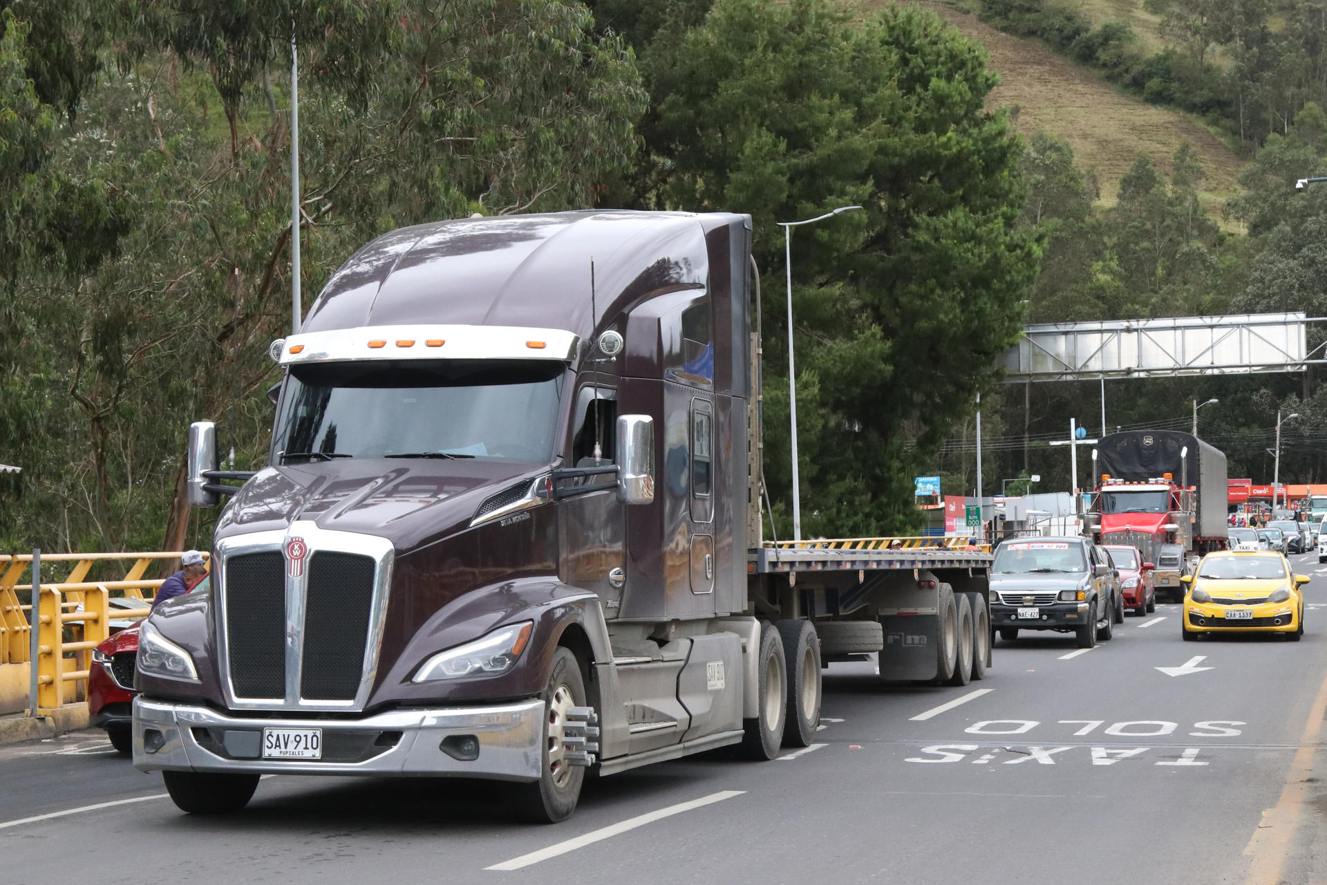 Fotografía que muestra camiones transitando por el Puente Internacional de Rumichaca, el principal paso fronterizo entre Colombia y Ecuador, este sábado, en Rumichaca (Ecuador). EFE/ Xavier Montalvo
