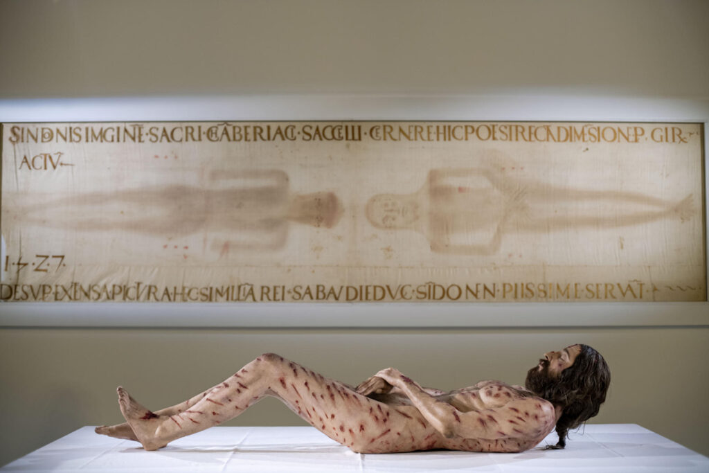 Imagen de archivo de la exposición 'The mystery man' en la Catedral de Jaén en abril de 2025. EFE/ José Manuel Pedrosa.