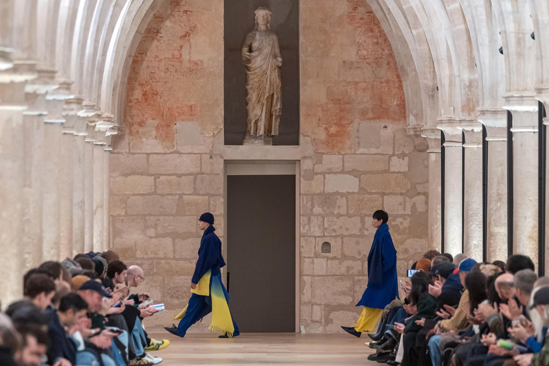 Los modelos presentan creaciones de la colección Otoño/Invierno 2026/2027 de la casa de moda Issey Miyake durante la Semana de la Moda de París, en París, Francia, 22 de enero de 2026. La presentación de las colecciones masculinas se lleva a cabo del 20 al 25 de enero de 2026. (Moda, Francia) EFE/EPA/CHRISTOPHE PETIT TESSON
