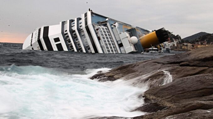 Fotografía de archivo fechada el 16 de enero de 2012 del crucero Costa Concordia, semihundido en aguas del mar Tirreno frente a la isla de Giglio, en Italia. EFE/MASSIMO PERCOSSI
