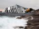 Fotografía de archivo fechada el 16 de enero de 2012 del crucero Costa Concordia, semihundido en aguas del mar Tirreno frente a la isla de Giglio, en Italia. EFE/MASSIMO PERCOSSI