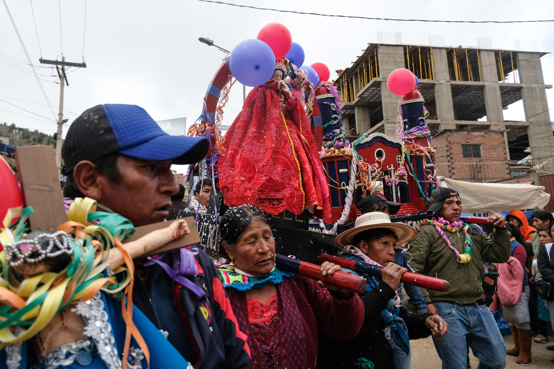 Personas participan en el 'Carnaval Minero' este sábado, en Potosí (Bolivia). Miles de mineros bolivianos desarrollaron el tradicional descenso, desde el histórico Cerro Rico de Potosí, del Cristo crucificado o Tata Q'ajcha, una tradición declarada Patrimonio de Bolivia y que busca que sea reconocida por la Unesco. EFE/STR
