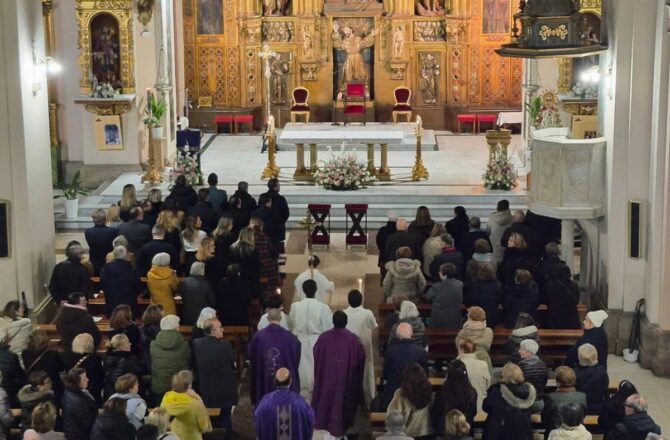 Misa y muestras de solidaridad por las víctimas de la tragedia ferroviaria de Adamuz