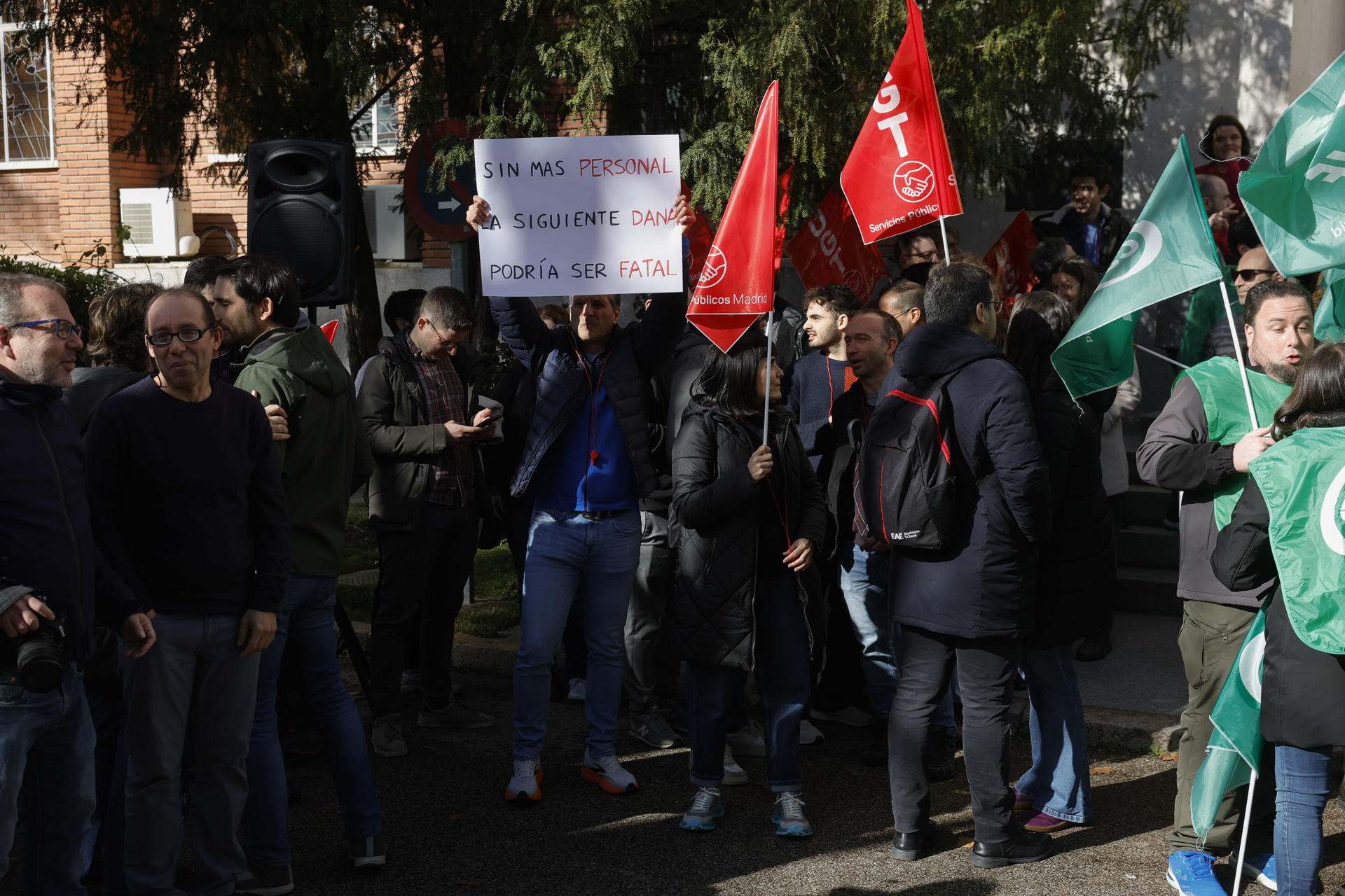 MADRID, 12/02/2026.-Vista de la protesta de los trabajadores de la Agencia Estatal de Meteorología (Aemet), para reclamar una mejora de sus condiciones laborales, este jueves en Madrid.- EFE/ Zipi Aragón