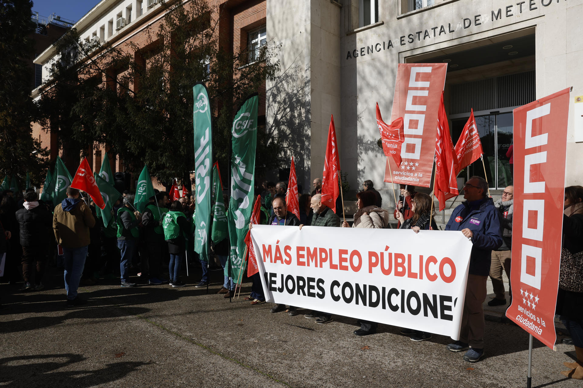 Vista de la protesta de los trabajadores de la Agencia Estatal de Meteorología (Aemet), para reclamar una mejora de sus condiciones laborales, este jueves en Madrid.- EFE/ Zipi Aragón