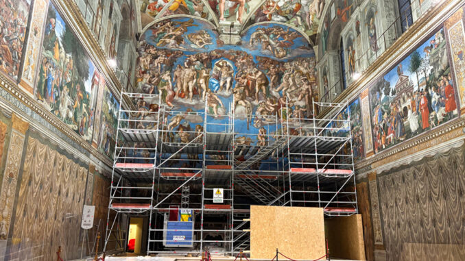 - El "Juicio Final" de Miguel Ángel, la obra cumbre que preside el altar de la Capilla Sixtina en el Vaticano, permanecerá totalmente oculto tras una lona los próximos tres meses debido a las labores de restauración extraordinarias que han comenzado este lunes con la instalación de los primeros andamios. Durante este periodo, la Capilla Sixtina continuará abierta al público, aunque el fresco original quedará cubierto por una lona que reproduce "en alta definición" la imagen del propio Juicio, según informó la oficina de prensa de la Santa Sede. EFE/Museos Vaticanos SOLO USO EDITORIAL/SOLO DISPONIBLE PARA ILUSTRAR LA NOTICIA QUE ACOMPAÑA (CRÉDITO OBLIGATORIO)
