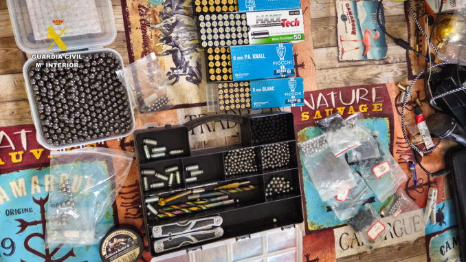 La Guardia Civil ha detenido en Partaloa (Almería) a dos personas acusadas de fabricar armas de fuego y munición desde un taller clandestino y venderlas a través de internet a diferentes puntos de Europa. EFE/Guardia Civil / SOLO USO EDITORIAL/SOLO DISPONIBLE PARA ILUSTRAR LA NOTICIA QUE ACOMPAÑA (CRÉDITO OBLIGATORIO)
