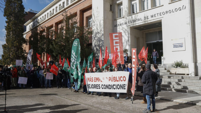 Trabajadores de la Aemet se movilizan para denunciar "explotación y fraude horario" Vista de la protesta de los trabajadores de la Agencia Estatal de Meteorología (Aemet), para reclamar una mejora de sus condiciones laborales, este jueves en Madrid.- EFE/ Zipi Aragón
