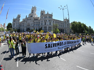 Vista de la manifestación en defensa de la educación pública convocada por la plataforma UCMxlapública a su paso por Cibeles en su rrecorrido este domingo de Atocha a Puerta de Sol en Madrid. EFE/ Fernando Villar