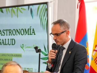 El alcalde Manuel Bautista junto al viceconsejero José Carlos Fernández en la jornada gastronómica de la Escuela de Hostelería y Turismo Simone Ortega